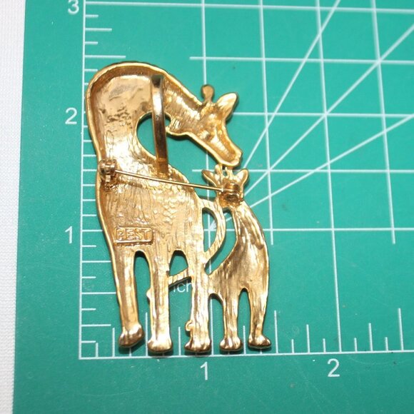 BEST Mother Giraffe & Baby Brooch/Pendent In Polished Gold Tone & Enamel - Picture 7 of 10
